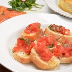 成熟番茄的意式烤面包片