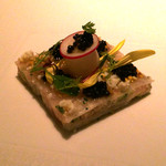 マンダリンオリエンタル 東京 - 夕食シグネチャーにて　スズキのカルパッチョ 貝と胡瓜 ミモザ風 キャビア コキアージュのスープを添えて