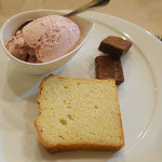 サンク・オ・ピエ - プレクリスマスコース(8500円・外税)のAOCブレス産バターを使ったヴァニラ風味のパウンドケーキ、ヴァローナのマンジャリのパヴェ・ド・ショコラ、イチゴのアイスクリーム