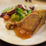 サンク・オ・ピエ - プレクリスマスコース(8500円・外税)のフォアグラと鹿児島黒豚の冷製パイ包み、豚のジュレ添え