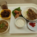 Jaika Kansai - ラオス料理のプレートとマトンソテーカレー風味