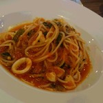 Al fresco dining - イカとほうれん草のトマトソース アンチョビ風味スパゲッティ