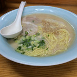 長浜ラーメン大吉 - 久々になんか食べたくなって行ったけど
            こんな化学調味料の味がするヘンテコだっけな？