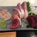 横田酒場 - 真鯛、ぶり、たこ、マグロのお刺身定食。真鯛とぶりが美味しい！