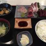 横田酒場 - 全体はこんな感じです。ごはんはどんぶり飯ではなかったですが、てんこ盛りでした（笑）。