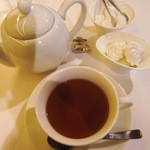 TOKYO FRUITS - ポットサービスのダージリンと、付け合せの焼きメレンゲ