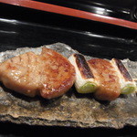 丸萬寿司 - 2015.12)マグロの頭肉の串焼き