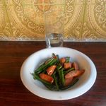 にし川 - ウインナーとニンニクの茎炒め