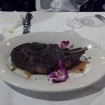 d.k Steakhouse - メインのお肉は今流行の乾燥熟成ステーキを注文してみました、３０日間じっくりと熟成されたドライエージングの骨付きのアイスリブステーキです。
            
            とても柔らかく美味しく食べやすいステーキでした。
            