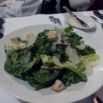 d.k Steakhouse - 最初はシーザーサラダのフルサイズからスタート、マウイ島のクラ高原でとれたベビーロメインレタスを使った美味しいサラダです。
            