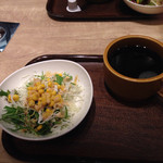 Gurin Rifu Kafei Ommoru Kusatsu - ランチセットのサラダとコーヒー