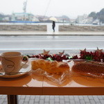 パンのなる木 - 料理写真:尾道水道を眺めながらの朝食です、傘の女性？当然狙って撮らせていただきました♪