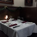 d.k Steakhouse - お店には窓際のテラス席も用意してありましたが私達は人数が多かったんでシックで素敵な店内のテーブル席を予約しての皆でのディナーとなりました。
      