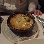 d.k Steakhouse - スープはマウイオニオンスープ、飴色に炒めたマウイオニオンのグラタンスープです。
            