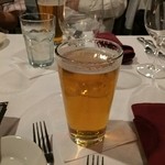 d.k Steakhouse - テーブルはアルコール組とノンアルコール組に分かれて座り、アルコール派はビールで乾杯です。
      