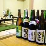 Sanjian - 実は東京の多摩地域には酒蔵が数多くあり、おいしい地酒が豊富です。当店はお米の旨みとコクが味わえる純米酒を中心に多摩の地酒を多種そろえています。