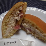 待庵 - 苺のレアチーズ　断面