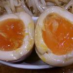 野郎ラーメン - 野郎ラーメン 中板橋店 味噌子豚野郎に盛られる 「漬け玉子」 と呼ばれる半熟味玉