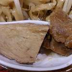 野郎ラーメン - 野郎ラーメン 中板橋店 味噌子豚野郎に盛られる咀嚼力を試されるような塊チャーシュー