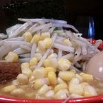 野郎ラーメン - 野郎ラーメン 中板橋店 味噌子豚野郎 野菜は 「焼き」 横からの眺め