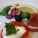 前菜3種。カプレーゼと生ハム・タコやエビのマリネ？ブレゼやったか？