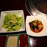 游玄亭 - サラダとキムチ