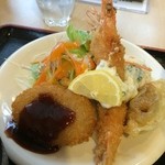 魚よし - コロッケ、海老フライ、揚げ餃子