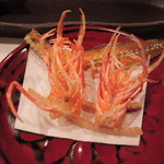 てんぷらこざき - まずはこちらの突き出しを頂きます。
      海老の頭とキスの骨の唐揚げ。
      サクサクと食感がよく、海老の頭がすごく香ばしいよ。
      カルシウムたっぷりで体にもいいね。