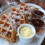 The veranda at The Beachhouse - 友人の頼んだワッフルにはカリカリのアーモンドとココナッツフレークのトッピングされたワッフル、バターとメイプルシロップをかけて一口いただきましたがとても素晴らしいワッフルに仕上がってます。
            