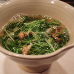 てんぷらこざき - 続いて、水菜と油かすの汁物。
      ボキ、油かすって初めて食べたけど、
      油かすのお出汁が効いたスープがすっごく美味しくて、
      びっくりしたよ。油かすにはまりそう・・・