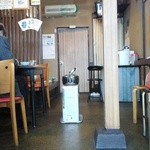 とき屋食堂 - 店内（入口からしゃがんでパチリ）