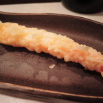 てんぷらこざき - ここから揚げ立ての天ぷらが一品ずつ出て来るんだけど、
      まず1品目は車海老。