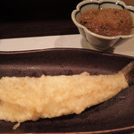 てんぷらこざき - 4品目はきす。
      大根おろしの三杯酢和えをつけて頂いても美味しいとのことで
      試してみると、すごくさっぱりした味わいでした。
      大根おろしに七味がきいて、この大根おろし単体で
      頂くのもいいみたいだね。
      