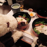 てんぷらこざき - うなぎ茶漬けは、お茶をかけて蓋をして少し蒸らしてから頂くと美味しいそうだよ。
      そろそろ食べ頃なので、いただきま～す！！
      うなぎがふっくらとしてて、めちゃめちゃ美味しい～♪