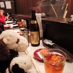 Tempura Kozaki - 早速、ビールとウーロン茶でかんぱ～い！！
      カウンター越しにお店の方が天ぷらを揚げてくれてるのを
      眺めてると、食欲が湧いてくるね～♪