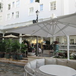 The veranda at The Beachhouse - 海に面したこのレストランではビュッフェスタイル初め様々なスタイルで朝食を楽しむお客様がたくさん居られ行列を作っておられました。
            