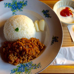 マルマス - カレーにはヨーグルトが付いてます。ジャムは懐かしい感じの苺ジャム♡食器も可愛い♡