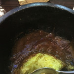 石焼きカレーm・i - かなり食べ進めた状態ですがまだグツグツといってる感じなのが