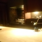 千翠 - 店内は落ち着いた雰囲気 奥の焼き場には炭火が。