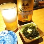 梅月 - お通し(もずく酢)とビール