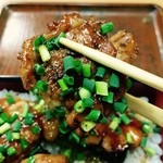 鳥常本店 - 一段目は鶏もも肉付け焼き