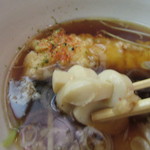 神田まつや - 「天ぬき」に入っている「結び蒲鉾」（2015/12）