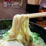 くるめや - 長浜ラーメンとは違う、どちらかというと熊本ラーメンのような麺です。