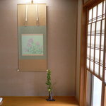 日本料理 たちばな - 個室の床の間のかけじくと生け花は季節によって変えられます。