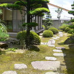 日本料理 たちばな - 個室から眺める庭園。いつも綺麗に整理されてます。