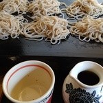 板そば 仁や - 大盛だと木のまな板にのって来る蕎麦