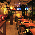 Muu Muu Diner - 店内は照明を落としており、ゆったりとくつろげます