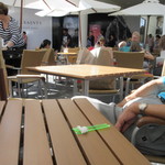 Aloha Gelato - ３階のテラスを使ったオープンカフェなんで陽射しを避けれる席を確保して美味しいジャラートをいただく事にしました。
      