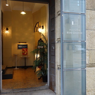 レトロビル地下＆パリの雰囲気を演出