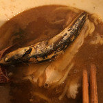 烈志笑魚油 麺香房 三く - 煮干しが丸ごと1匹載ってます。（2015.12 byジプシーくん）